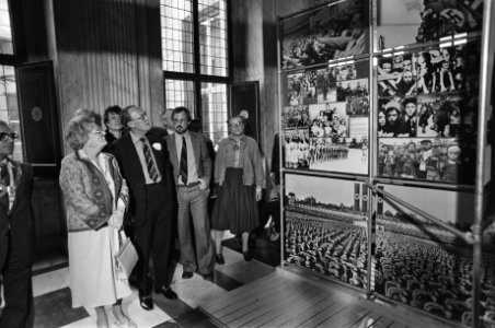 Koningin Juliana opent de verzetstentoonstelling Verzet en Vervolging 1933 19nu, Bestanddeelnr 930-7695