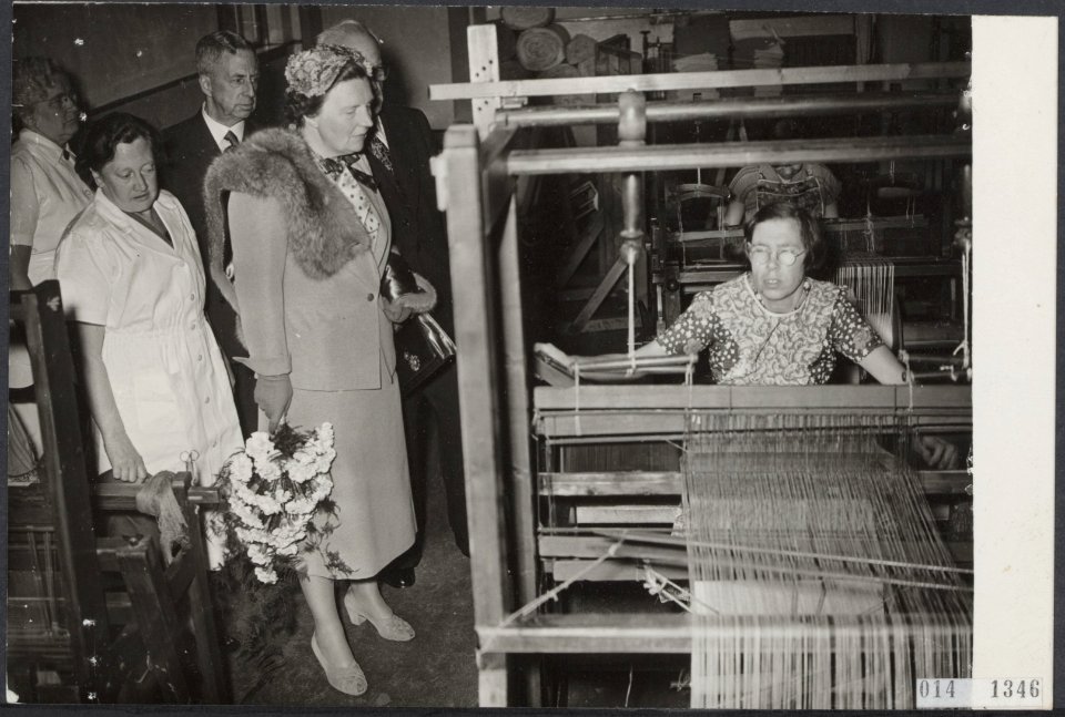 Koninklijk huis, koninginnen, bezoeken, blinden, textiel, Haan R, Juliana, koni, Bestanddeelnr 014-1346