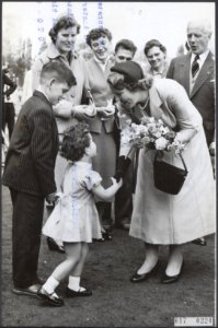 Koninklijk huis, prinsessen, begroetingen, kinderen, bloemen, Beatrix, prinses, , Bestanddeelnr 017-0224