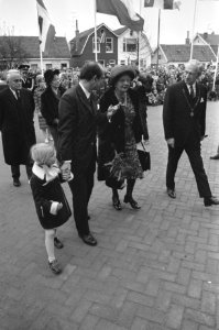 Koningin Juliana opent Haringvlietsluizen, koningin Juliana opent sluizen door D, Bestanddeelnr 925-1407