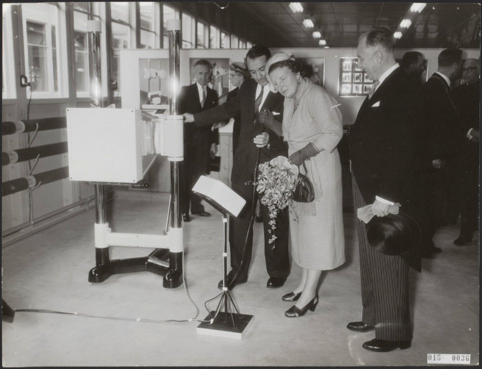 Koninklijk huis, bezoeken, INDUSTRIEEN, medisch, Industrie, Juliana, koningin, O, Bestanddeelnr 015-0036
