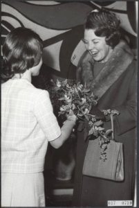 Koninklijk huis, prinsessen, bezoeken, bloemen, kinderen, Beatrix, prinses, Koni, Bestanddeelnr 017-0739