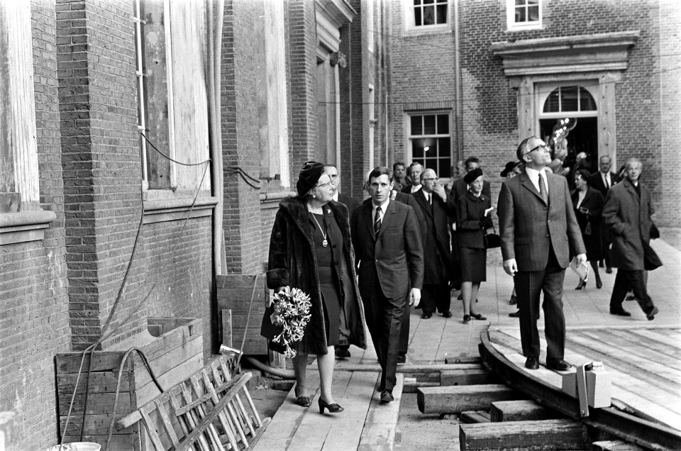 Koningin Juliana opent Amsterdams Historisch Museum in het voormalig Burgerweesh, Bestanddeelnr 922-9900