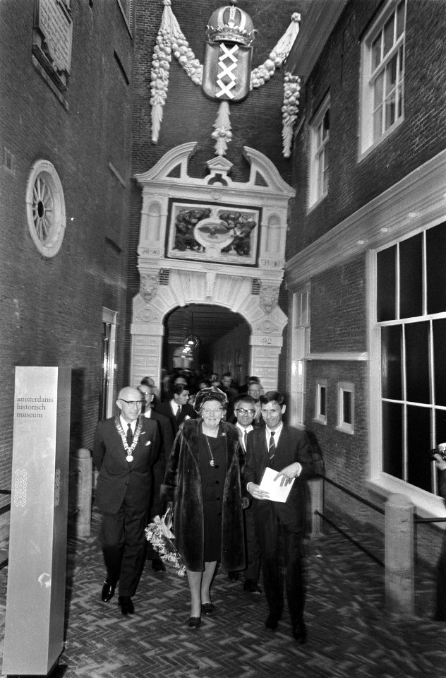 Koningin Juliana opent Amsterdams Historisch Museum in het voormalig Burgerweesh, Bestanddeelnr 922-9894