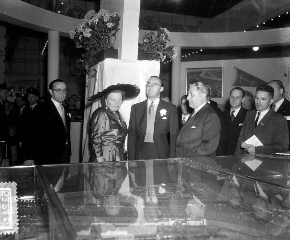 Koningin Juliana opent een tentoonstelling in de RAI, Bestanddeelnr 905-1244
