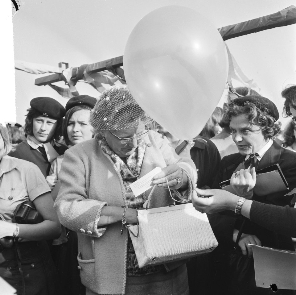 Koningin Juliana schrijft haar naam op het kaartje aan de ballon, Bestanddeelnr 917-8229