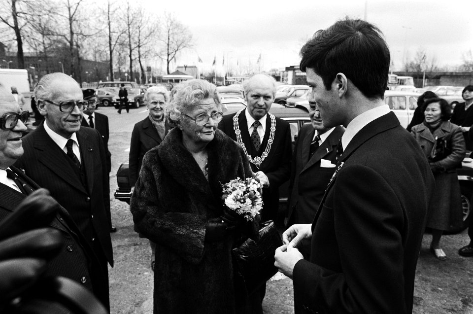 Koningin Juliana spreekt met een lid van het gemeentebestuur van miniatuurstad M, Bestanddeelnr 930-2008