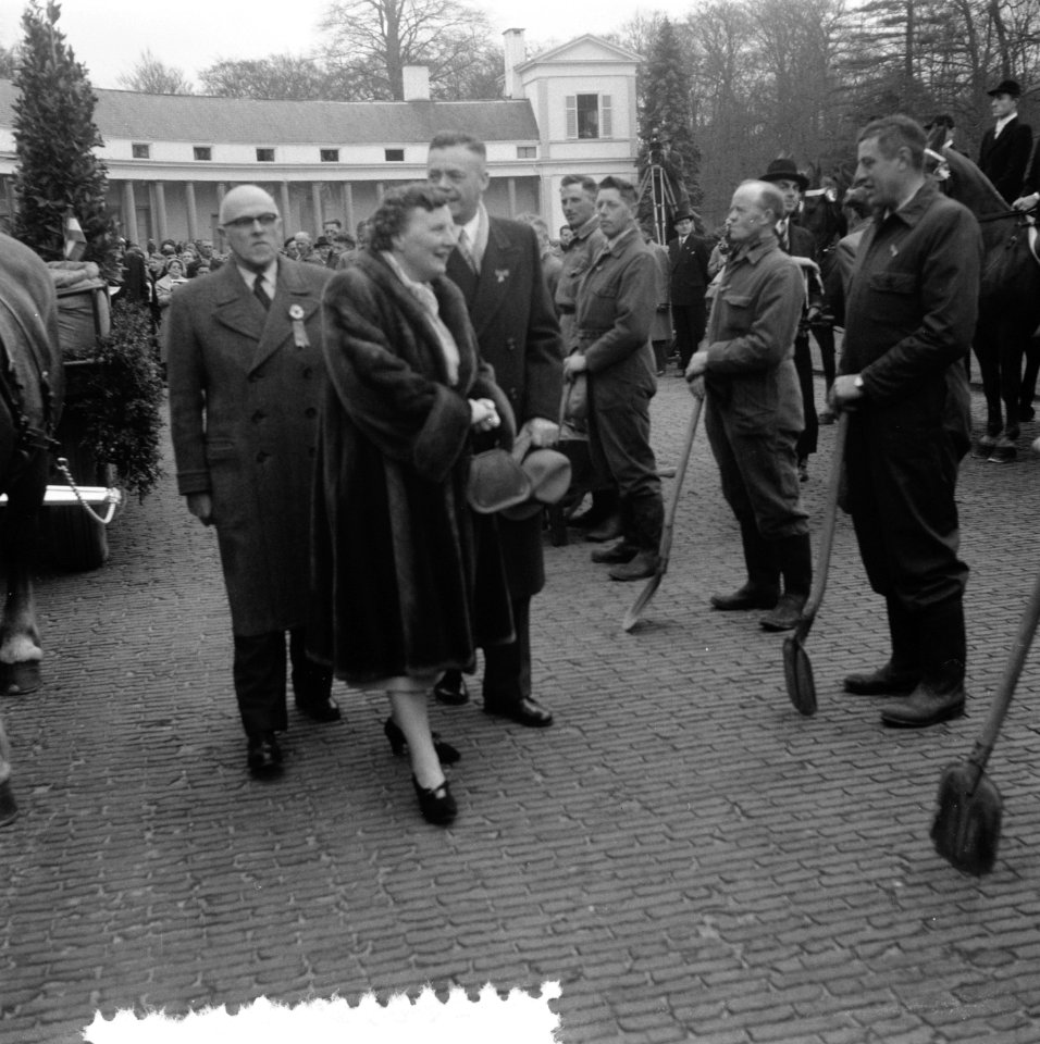 Koningin Juliana spreekt met , Bestanddeelnr 907-7283