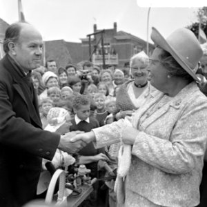 Koningin Juliana schudt een bewoner de hand, Bestanddeelnr 922-5390