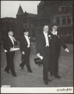 Koninklijk huis, prinsen, hoogleraren, benoemingen, , Kluyver A.J., Roell J., Bestanddeelnr 016-0008