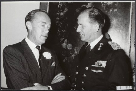 Koninklijk huis, prinsen, gesprekken, recepties, Bernhard, prins, Nederland Ter , Bestanddeelnr 016-0844