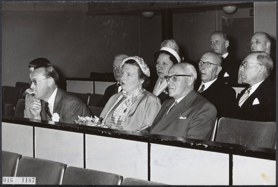 Koninklijk huis, prinsen, koninginnen, bezoeken, bioscopen, speelfilms, Bernhard, Bestanddeelnr 016-1187