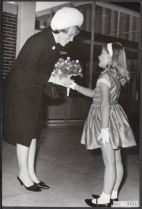 Koninklijk huis, prinsessen, bezoeken, conferenties, bloemen, kinderen, Beatrix,, Bestanddeelnr 017-0721