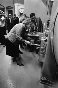 Koningin Juliana slaat eerste Unierijksdaalder in Utrecht, Bestanddeelnr 930-0017
