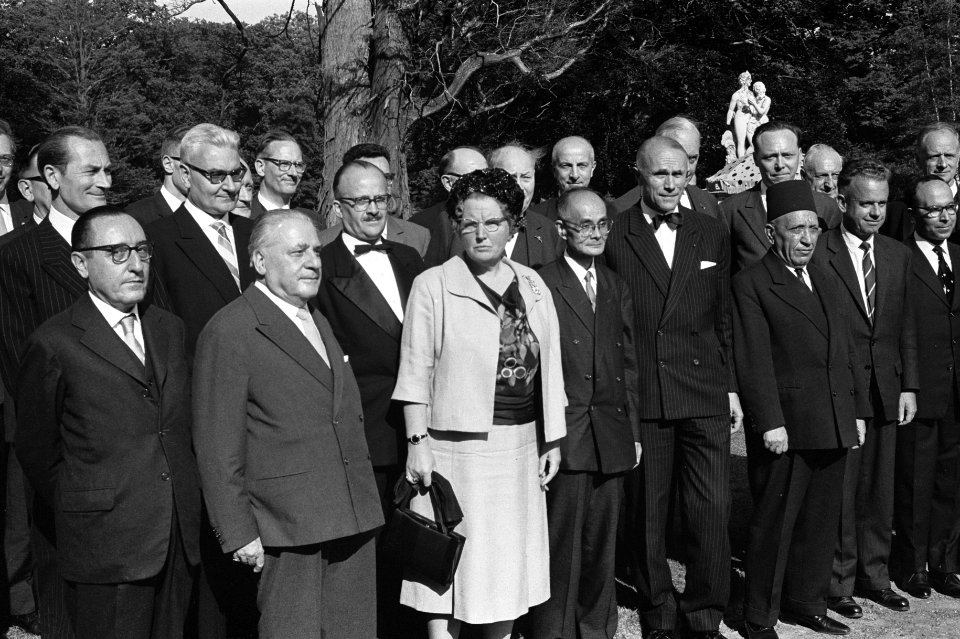 Koningin Juliana temidden van de deelnemers, Bestanddeelnr 915-2421