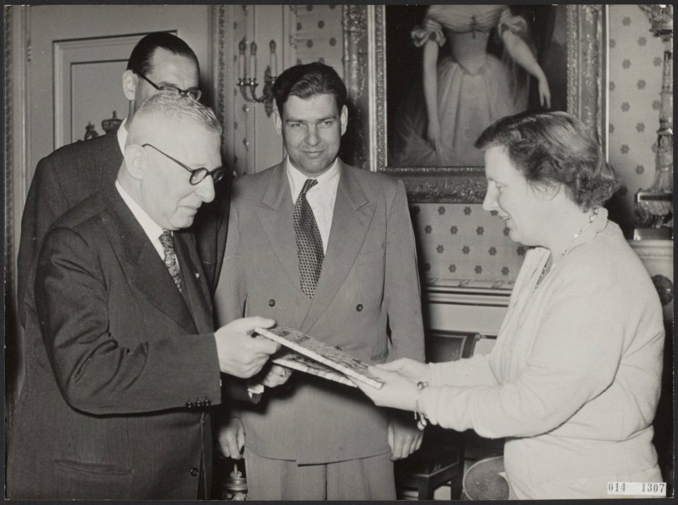 Koninklijk huis, koninginnen, aanbiedingen, boeken, cheques, Juliana, koningin, , Bestanddeelnr 014-1307