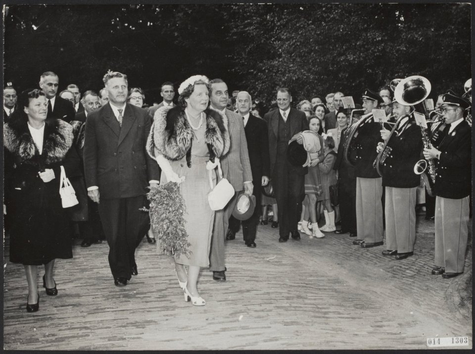 Koninklijk huis, koninginnen, bezoeken, theaters, muziekkorpsen, Juliana, koning, Bestanddeelnr 014-1303