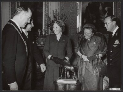 Koninklijk huis, prinsessen, koninginnen, geschenken, beelden, burgemeesters, we, Bestanddeelnr 017-0213