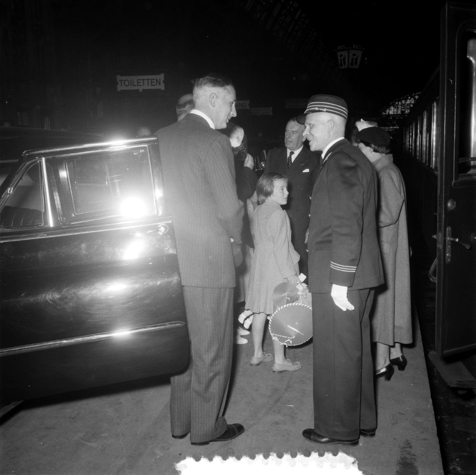 Koningin Juliana terug uit Orange CS Amsterdam, Bestanddeelnr 905-2510