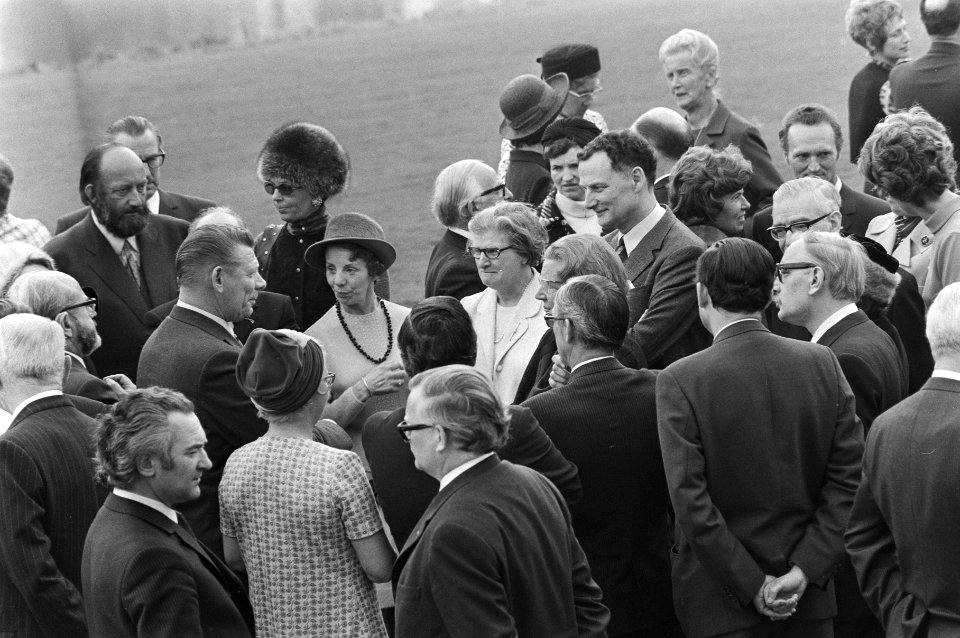Koningin Juliana te midden van de hoofdredacteuren, Bestanddeelnr 924-4220