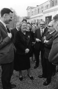 Koningin Juliana te midden van de hoofdredacteuren, Bestanddeelnr 924-4215