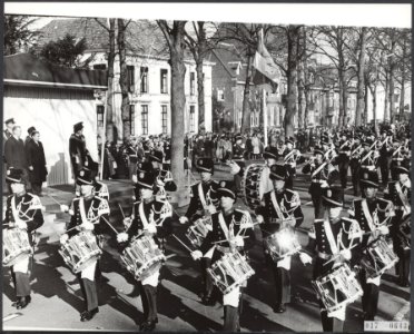 Koninklijk huis, prinsessen, defiles, podia, marechaussee, muziekkorpsen, minist, Bestanddeelnr 017-0643