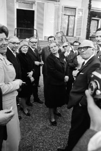 Koningin Juliana te midden van de hoofdredacteuren, Bestanddeelnr 924-4222