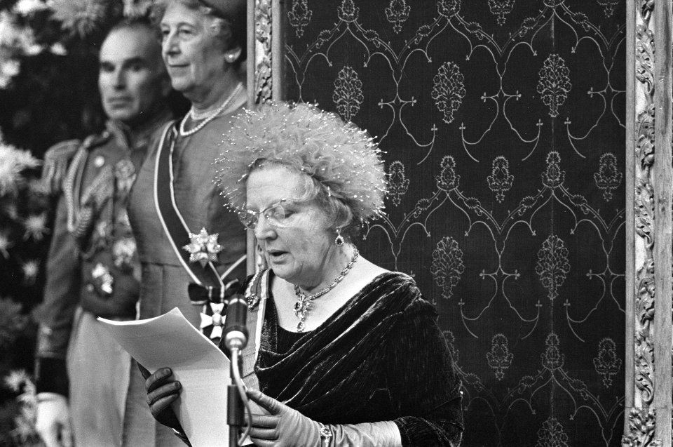 Koningin Juliana tijdens het voorlezen van de Troonrede. Naast koningin Juliana , Bestanddeelnr 920-7193