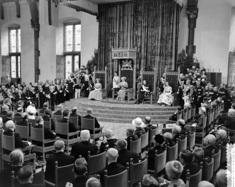 Koningin Juliana tijdens het voorlezen van de troonrede, v.l.n.r. Prinses Beatri, Bestanddeelnr 911-6101