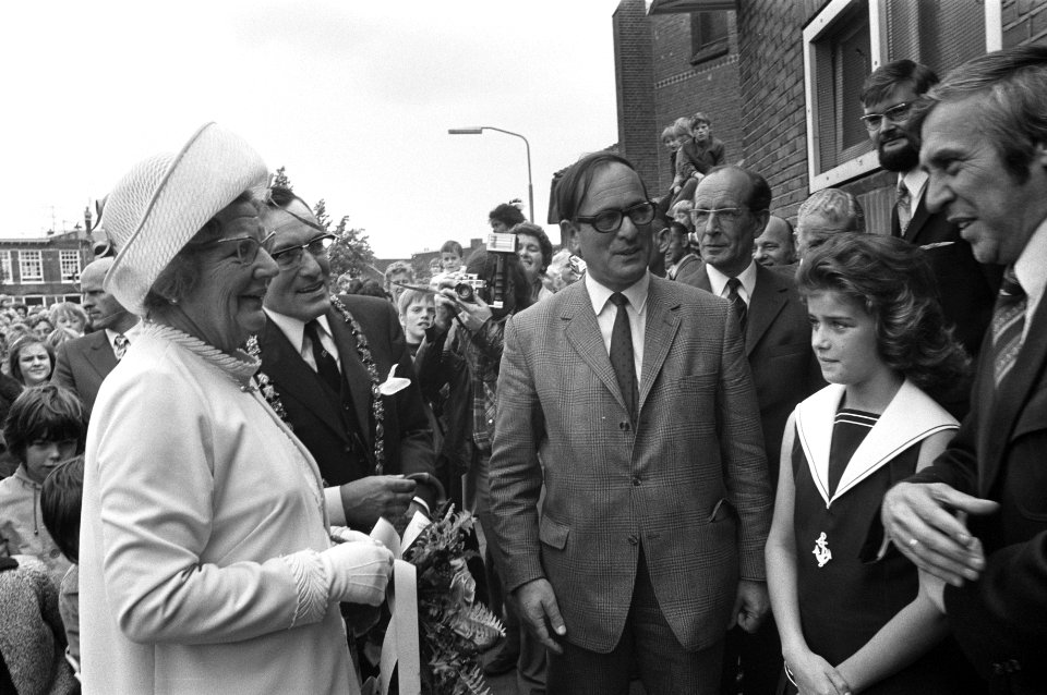 Koningin Juliana tijdens een wandeling door de Amsterdamse buurt in Haarlem, ver, Bestanddeelnr 925-7076