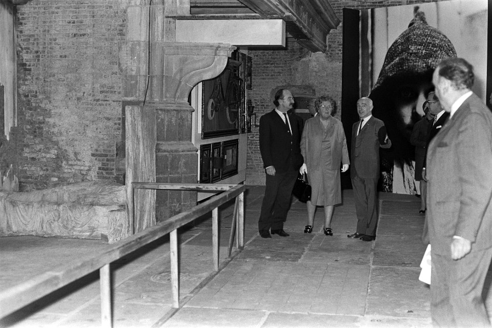 Koningin Juliana tijdens rondleiding, Bestanddeelnr 923-4646