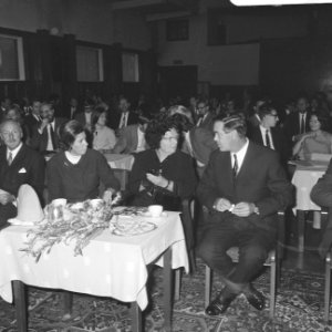 Koningin Juliana tijdens het congres. Links van haar mej. Van Paassen, Bestanddeelnr 921-7212