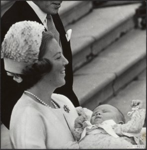 Koninklijk huis, prinsen, prinsessen, Doopplechtigheden, VERTREKKEN, Beatrix, pr, Bestanddeelnr 018-0371