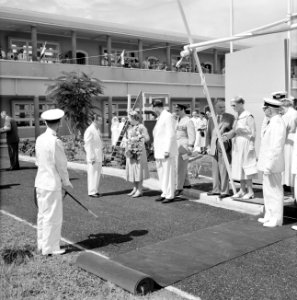 Koningin Juliana tijdens het bezoek aan het Stuyvesant-college in Willemstad, Bestanddeelnr 252-3686