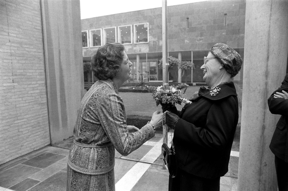 Koningin Juliana tijdens het bezoek aan de Katholieke Hogeschool, Bestanddeelnr 929-4546
