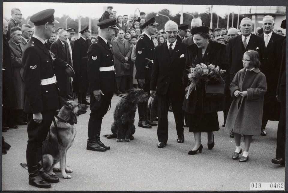 Koninklijk huis, prinsessen, koninginnen, demonstraties, honden, politie, Christ, Bestanddeelnr 019-0462
