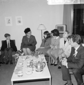Koningin Juliana tijdens een gesprek met de kinderen van het joods kindertehuis, Bestanddeelnr 918-4529