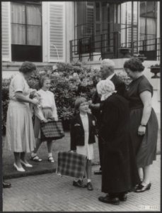 Koninklijk huis, prinsessen, koninginnen, bezoeken, bejaarden, Christina, prinse, Bestanddeelnr 019-0435