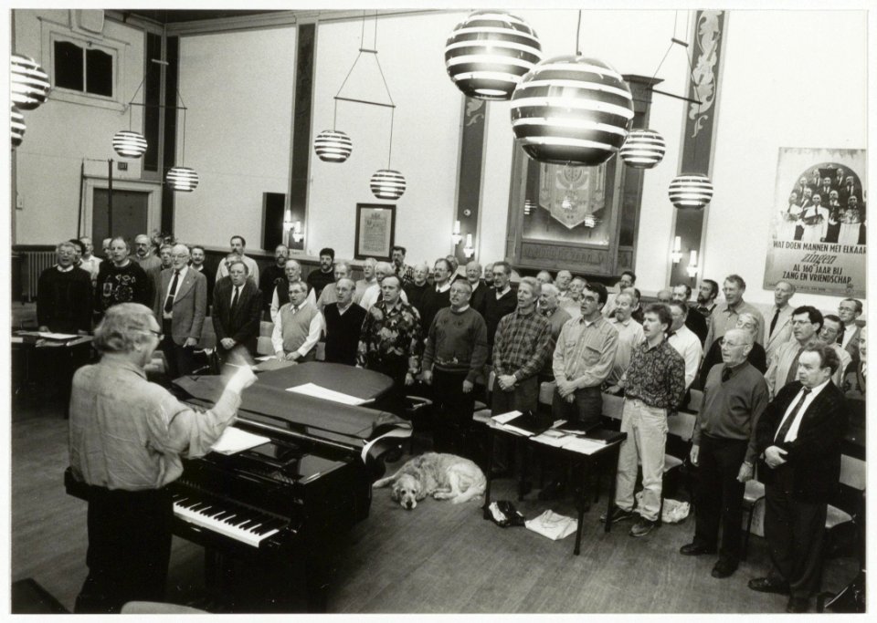 Koninklijk Haarlems Mannenkoor Zang & Vriendschap vervolgt zichzelf sinds 1830 en repeteert hier de Carmina Burana en andere muziekstukken voor de uitvoering op 1 mei 1994. Toen werd ook afs, NL-HlmNHA 54035184
