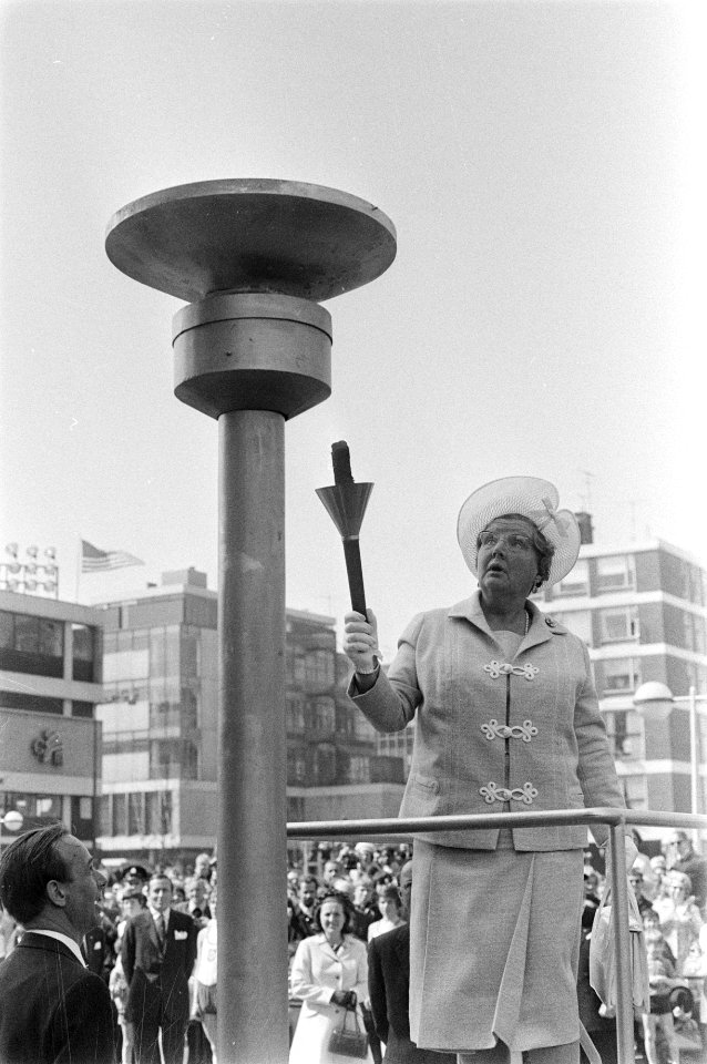 Koningin Juliana steekt het bevrijdingsvuur aan op het Kerkplein, Bestanddeelnr 923-4982