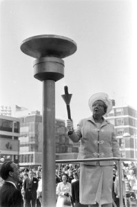 Koningin Juliana steekt het bevrijdingsvuur aan op het Kerkplein, Bestanddeelnr 923-4982
