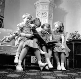 Koninklijk gezin op Soestdijk met boek binnen, Bestanddeelnr 904-2799