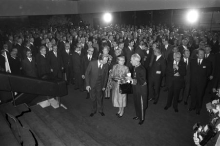 Koningin Juliana staat onder aan de trap, Bestanddeelnr 925-1323