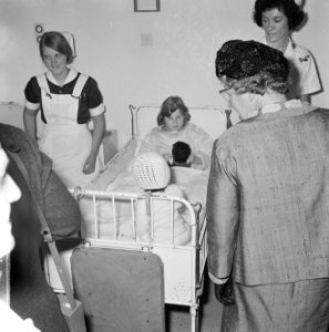 Koningin Juliana tijdens de rondgang door het ziekenhuis, Bestanddeelnr 917-7361