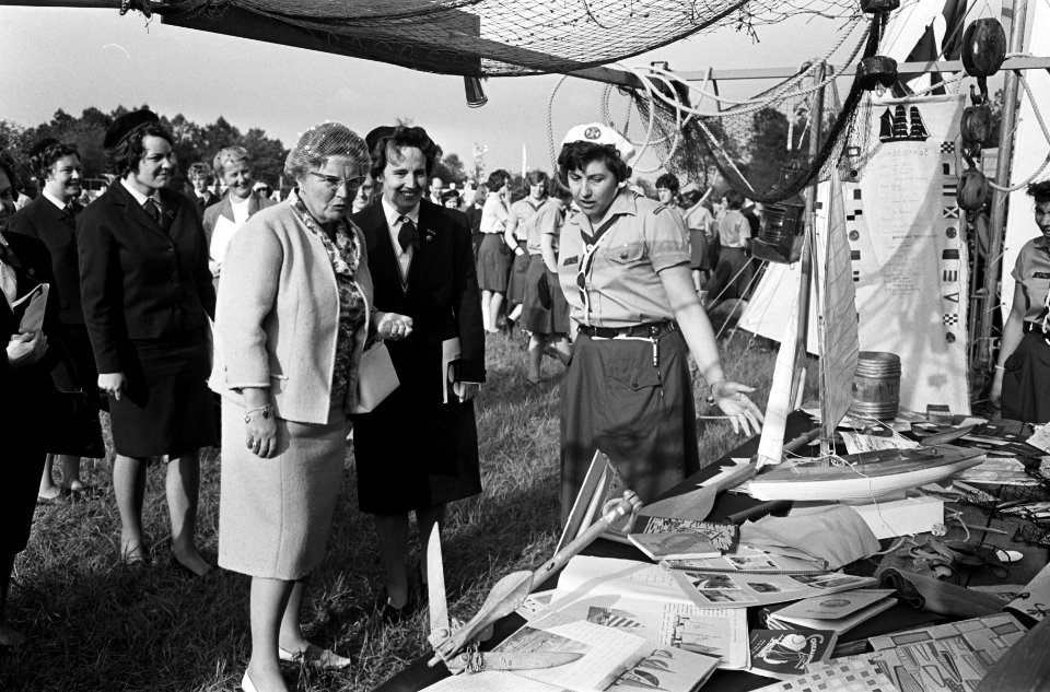 Koningin Juliana tijdens haar rondgang bij de padvinders, Bestanddeelnr 917-8237