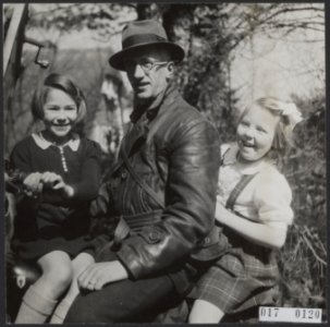 Koninklijk huis, prinsessen, kinderen, spelen, Beatrix, prinses, Boeke K, Bestanddeelnr 017-0120