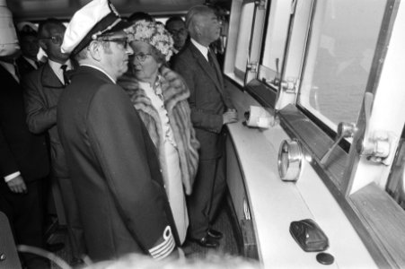 Koningin Juliana tijdens de rondleiding, Bestanddeelnr 924-5773