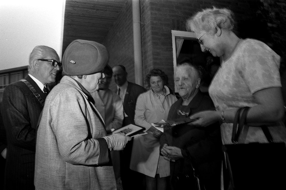 Koningin Juliana tijdens een bezoek aan het Ewoud en St. Elisabethgasthuis in Wi, Bestanddeelnr 925-6327