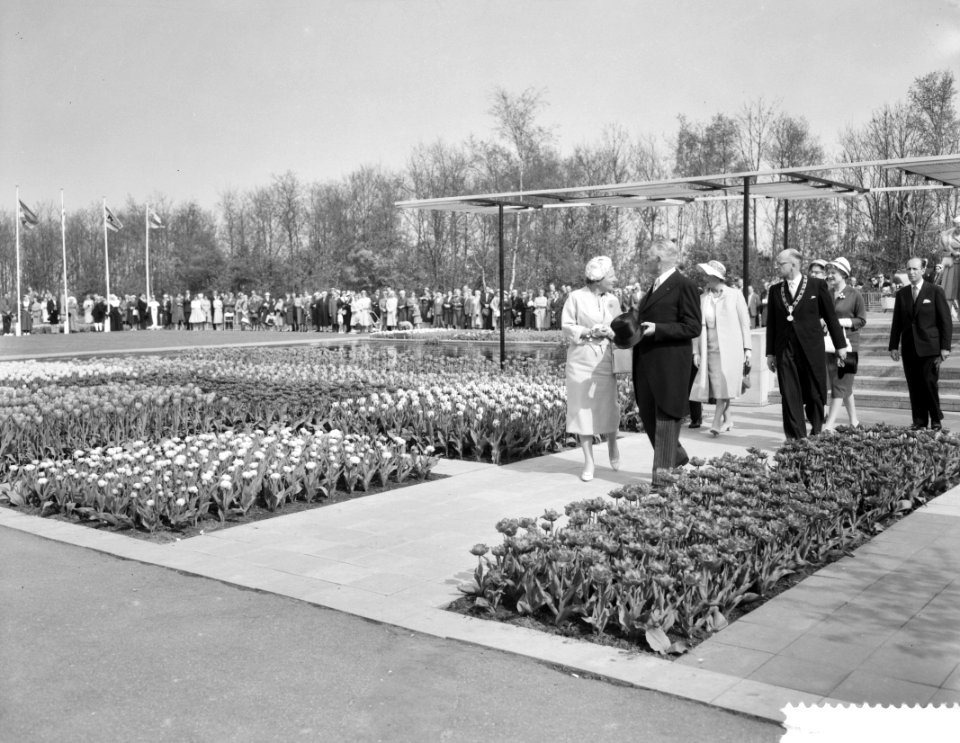 Koningin Juliana tijdens de rondgang over de Keukenhof, Bestanddeelnr 910-3188