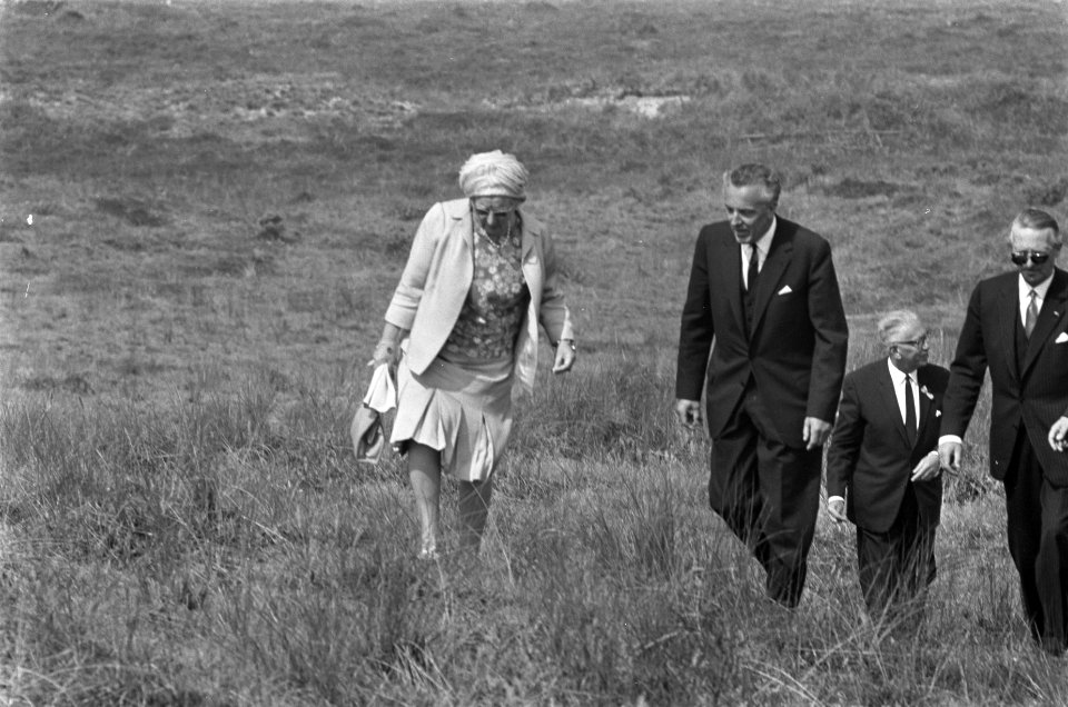 Koningin Juliana tijdens een wandeling door de duinen, Bestanddeelnr 920-4963